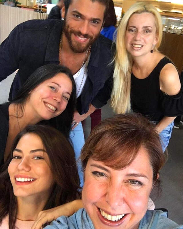 Kankası Değil Annesi! İşte Can Yaman'ın Annesini Görenler İnanmıyor Kankası Değil Annesi! Yakışıklı Oyuncu Can Yaman'ın Annesini Görenler Gözlerine İnanamıyor