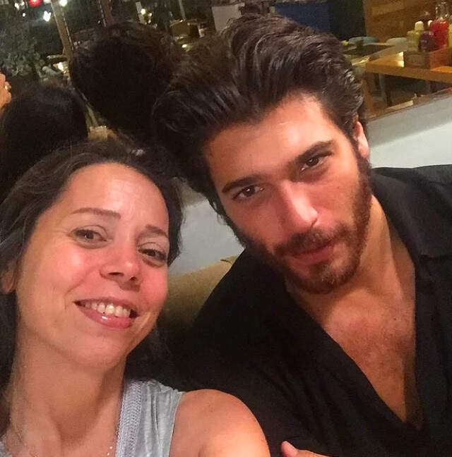 Kankası Değil Annesi! İşte Can Yaman'ın Annesini Görenler İnanmıyor Kankası Değil Annesi! Yakışıklı Oyuncu Can Yaman'ın Annesini Görenler Gözlerine İnanamıyor
