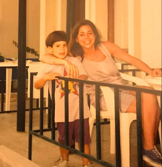 Kankası Değil Annesi! İşte Can Yaman'ın Annesini Görenler İnanmıyor Kankası Değil Annesi! Yakışıklı Oyuncu Can Yaman'ın Annesini Görenler Gözlerine İnanamıyor