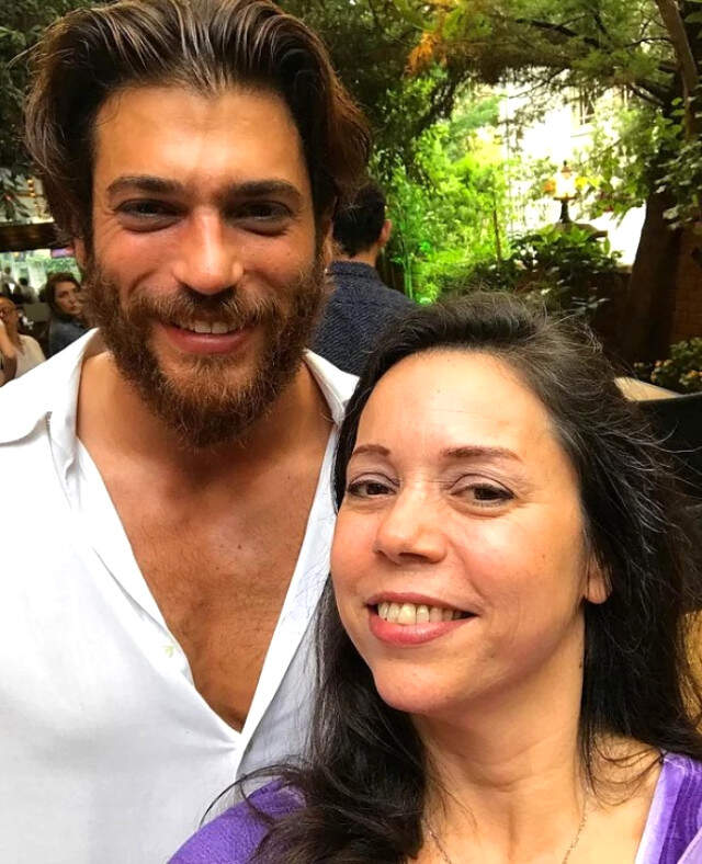 Kankası Değil Annesi! İşte Can Yaman'ın Annesini Görenler İnanmıyor Kankası Değil Annesi! Yakışıklı Oyuncu Can Yaman'ın Annesini Görenler Gözlerine İnanamıyor