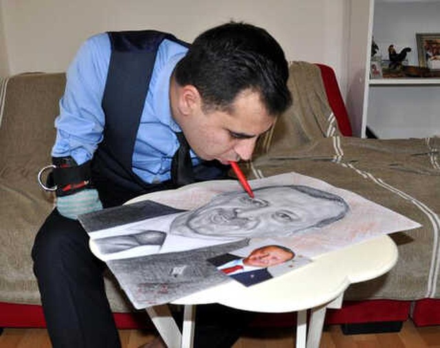 İki Kolu Olmayan Genç, Ağzıyla Cumhurbaşkanlarının Resmini Çizdi