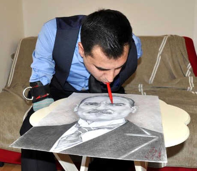İki Kolu Olmayan Genç, Ağzıyla Cumhurbaşkanlarının Resmini Çizdi