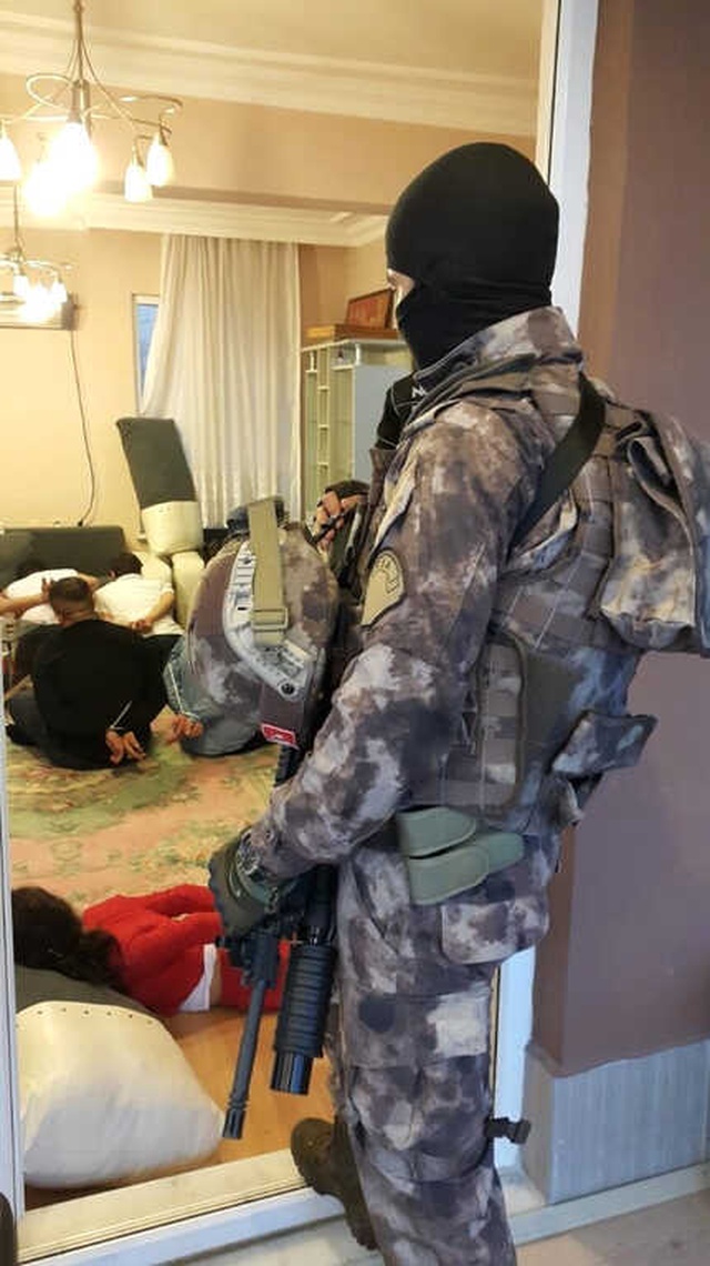 Lüks Villaya Yapılan Uyuşturucu Baskınında Tomar Tomar Para Bulundu