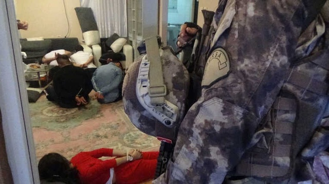 Lüks Villaya Yapılan Uyuşturucu Baskınında Tomar Tomar Para Bulundu
