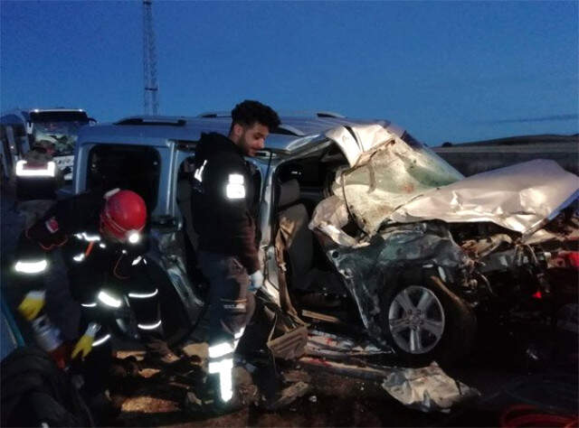 Sivas'ta Yolcu Otobüsü Hafif Ticari Araçla Çarpıştı: 2 Ölü, 4 Yaralı