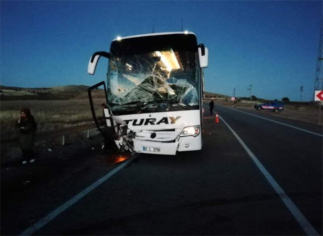 Sivas'ta Yolcu Otobüsü Hafif Ticari Araçla Çarpıştı: 2 Ölü, 4 Yaralı