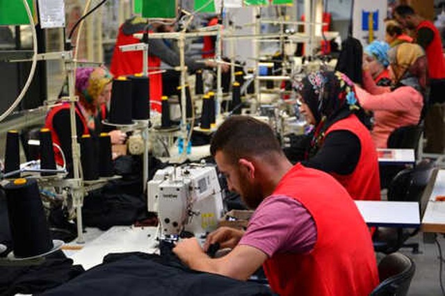 Tokat'ta Tekstil Fabrikası, Ülke Genelinde Yaşanan Fiyat Artışları Nedeniyle Çalışanlarına Yüzde 10 <a class='keyword-sd' href='/zam/' title='Zam'>Zam</a> Yaptı