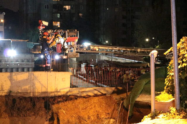 Ümraniye'de Metro İnsaat Sahasının Olduğu Nokta Göçük Meydana Geldi Ümraniye'de Metro İnşaat Sahasının Olduğu Noktada Göçük Meydana Geldi: 2 Ölü