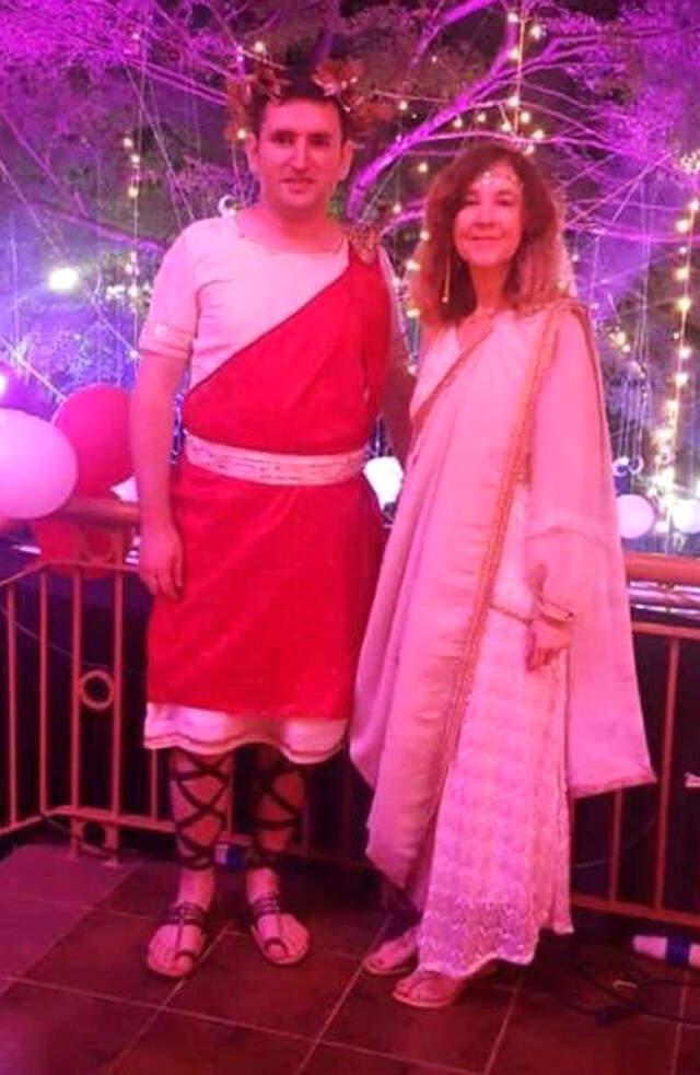 29 Ekim Resepsiyonunda Yunan Kıyafeti Giyen Türk Büyükelçi Sedef Yavuzalp Kimdir? 29 Ekim Resepsiyonunda Yunan Kıyafeti Giyen Türk Büyükelçi Sedef Yavuzalp Kimdir?