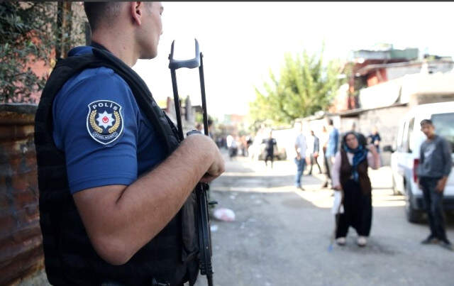 Cono Aşireti Üyesi İki Aile Arasında Kavga Çıktı! Çok Sayıda Yaralı ve Gözaltı Var Cono Aşireti Üyesi İki Aile Arasında <a class='keyword-sd' href='/kavga/' title='Kavga'>Kavga</a> Çıktı! Çok Sayıda Yaralı ve Gözaltı Var