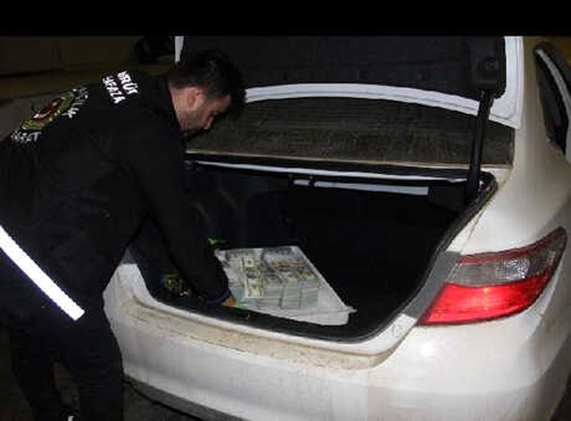 Habur Sınır Kapısı'nda Baklava Kutularında 1 Milyon 500 Bin Dolar Ele Geçirildi