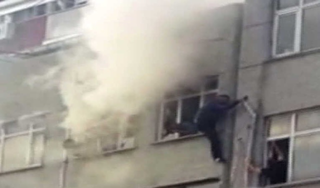 Yangında Mahsur Kalan Vatandaş, Yan Binanın Camından Girmek İsterken Düşme Tehlikesi Yaşadı