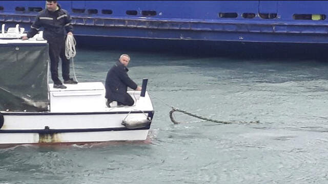Bozulan Feribotu, Belediye Başkanı Halatla Kıyıya Çekmeye Çalıştı Belediye Başkanı, Bozulan Feribotu Halatla Kıyıya Çekmeye Çalıştı