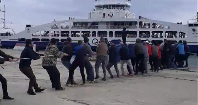 Bozulan Feribotu, Belediye Başkanı Halatla Kıyıya Çekmeye Çalıştı Belediye Başkanı, Bozulan Feribotu Halatla Kıyıya Çekmeye Çalıştı