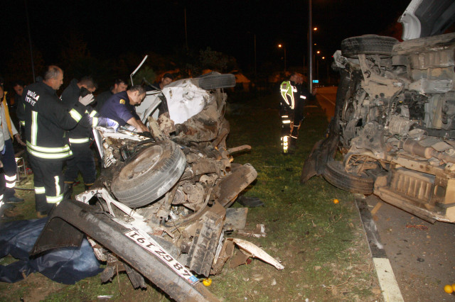 Muğla'da Kamyon ile Otomobil Birbirine Girdi! 2 Ölü, 1 Yaralı