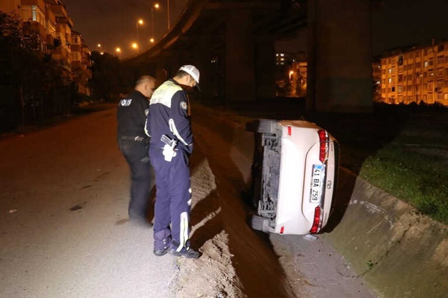 Karı Kocanın İçinde Kavga Ettiği Otomobil Su Kanalına Uçtu