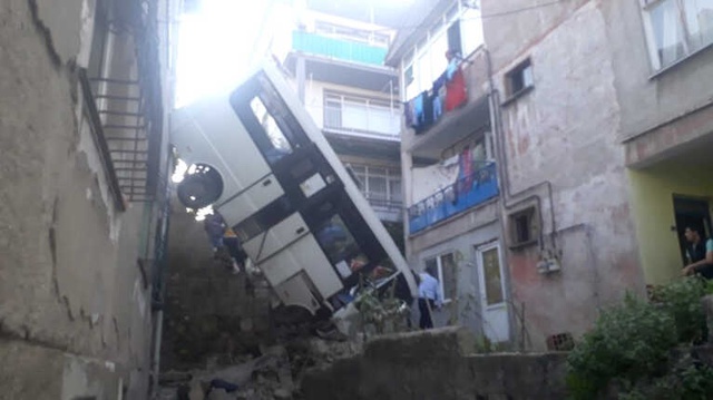 Freni Patlayan Minibüs Bahçeye Uçtu, 20 Yolcu Yaralandı