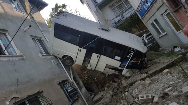 Freni Patlayan Minibüs Bahçeye Uçtu, 20 Yolcu Yaralandı