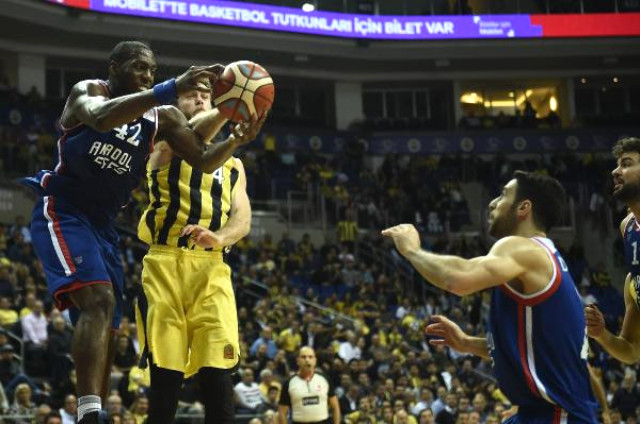Haftanın Kapanış Maçında Fenerbahçe, Anadolu Efes'i 86-79 Mağlup Etti