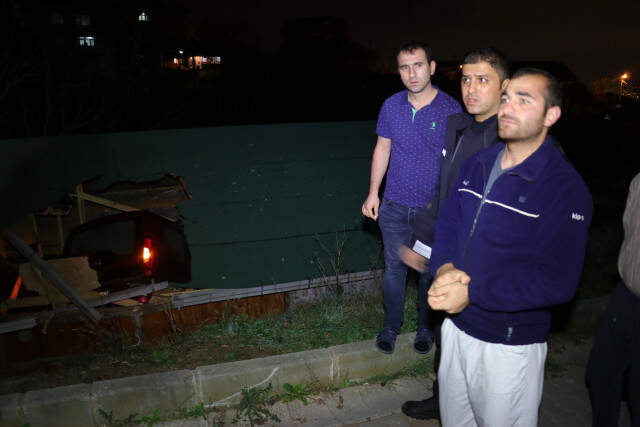 Kanepede Uyuyan Genç Çatıdan Giren Aracı Görünce Şoka Girdi Kanepede Uyuyan Genç Çatıdan Giren Aracı Görünce Şoka Girdi