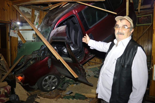 Kanepede Uyuyan Genç Çatıdan Giren Aracı Görünce Şoka Girdi Kanepede Uyuyan Genç Çatıdan Giren Aracı Görünce Şoka Girdi