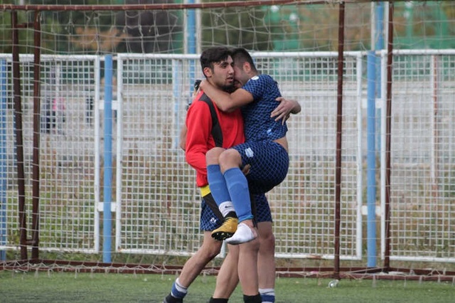 Amatör Maçta Sakatlanan Rakibini Kucağında Taşıdı
