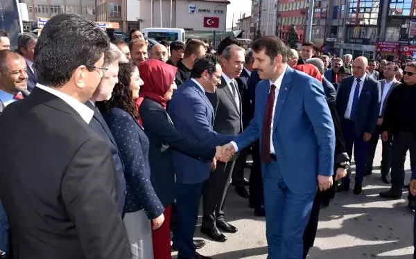 Sivaslılar, Yeni Valilerini Karşılamak İçin Uzun Kuyruk Oluşturdu