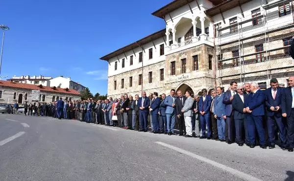 Sivaslılar, Yeni Valilerini Karşılamak İçin Uzun Kuyruk Oluşturdu