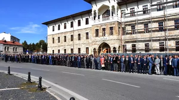 Sivaslılar, Yeni Valilerini Karşılamak İçin Uzun Kuyruk Oluşturdu