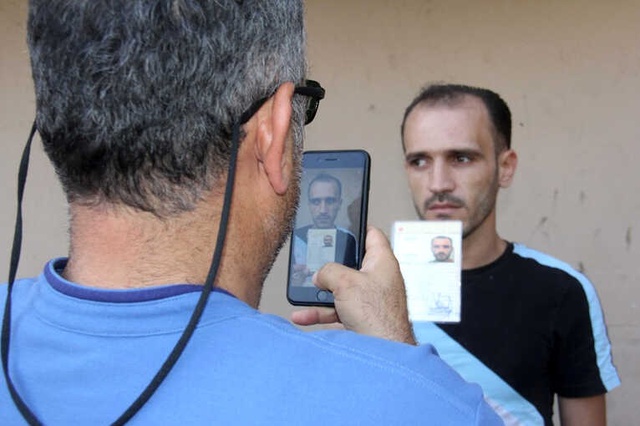 Adana'da Suriyeliler Tek Tek Fotoğraflanarak Kayıt Altına Alındı