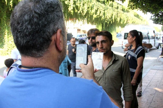 Adana'da Suriyeliler Tek Tek Fotoğraflanarak Kayıt Altına Alındı
