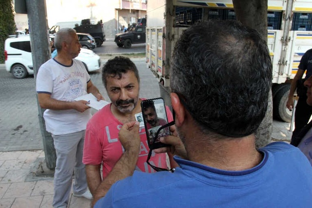 Adana'da Suriyeliler Tek Tek Fotoğraflanarak Kayıt Altına Alındı