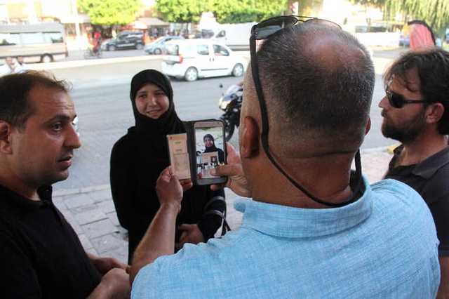 Adana'da Suriyeliler Tek Tek Fotoğraflanarak Kayıt Altına Alındı