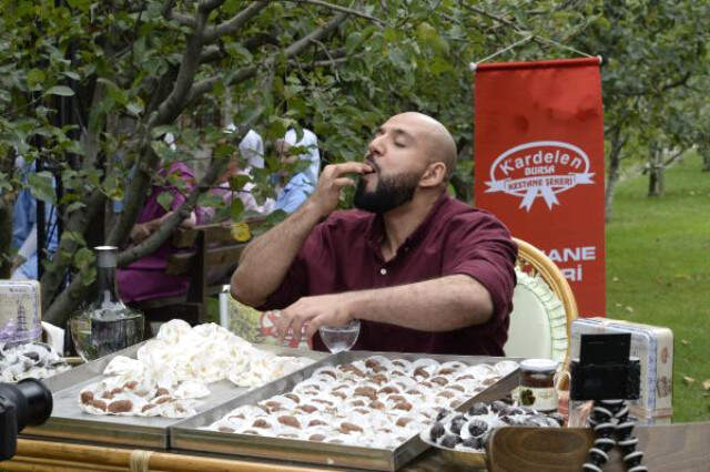 Suudi Youtuber, 200 Tane Kestane Şekeri Üzerine 2 Porsiyon da İskender Yedi