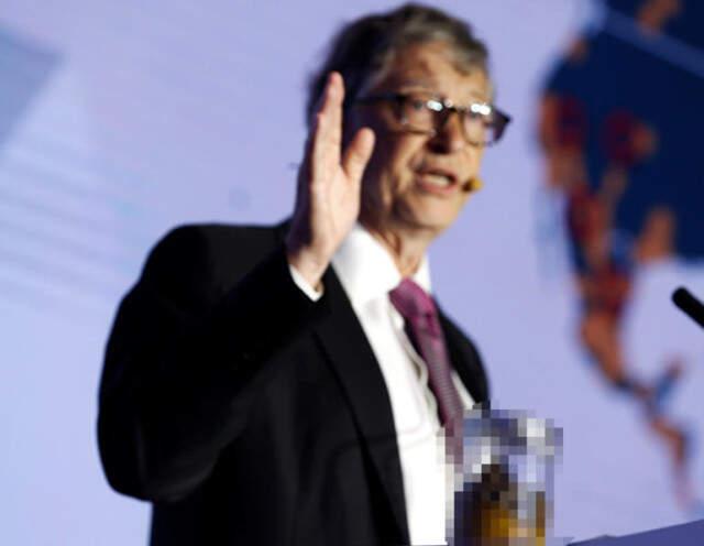 ABD'li Milyarder Gates, Konuşma Yaptığı Sahneye İnsan Dışkısıyla Çıktı ABD'li Milyarder Gates, Konuşma Yaptığı Sahneye İnsan Dışkısıyla Çıktı