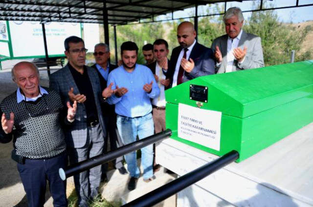 Adana Kararname Bekleyen Kamu Müteahhitleri, Temsili Cenaze Namazı Kıldı Adana'da Müteahhitler,