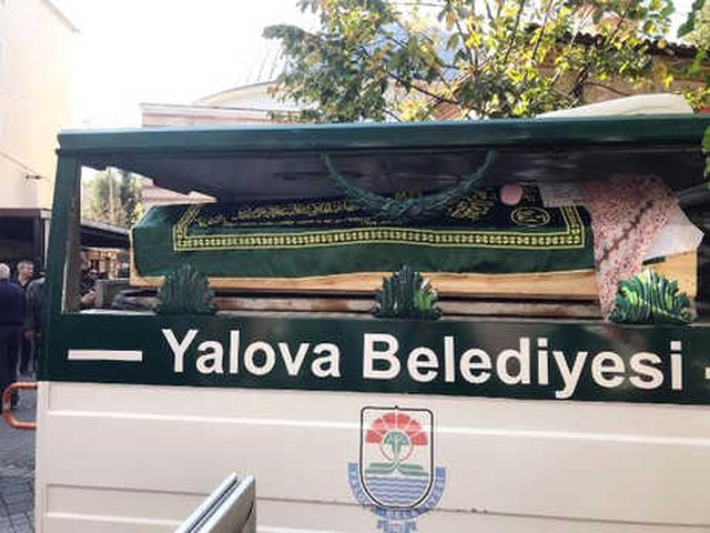 Balkondan Çarşafla İnerken Düşüp Ölen Kadın, Pembe Patiklerle Uğurlandı