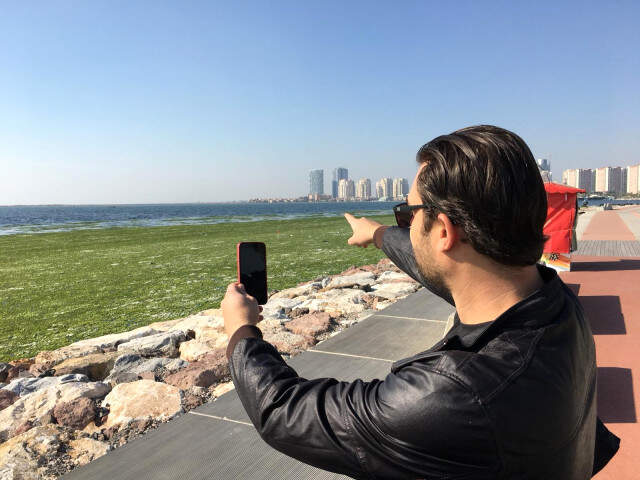 İzmir Körfezi'nde Denize Bakan Vatandaşların, Gördüğü Manzara Karşısında Dili Tutuldu İzmir Körfezi'nde Denizdeki Ürküten Manzarayı Gören Vatandaşlar Telefonuna Sarıldı!