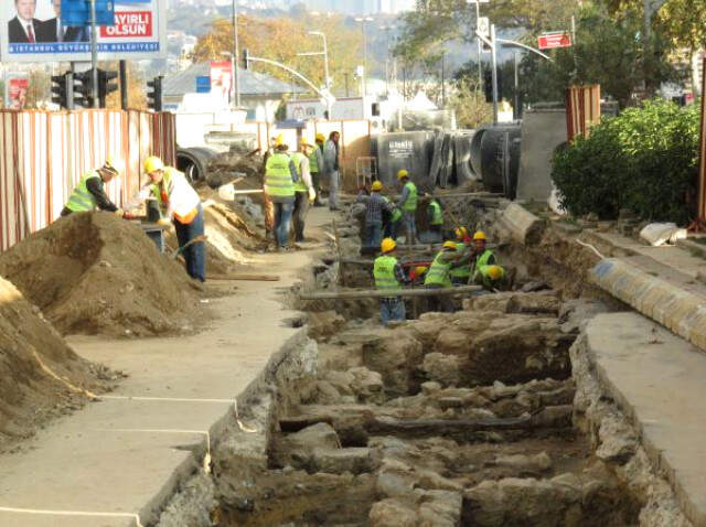Üsküdar'da İSKİ Kazısı Sırasında Tarihi Kalıntılara Rastlandı Üsküdar'da İSKİ Kazısı Sırasında, Asfalfın Altından Tarih Fışkırdı!
