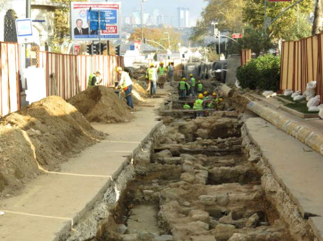 Üsküdar'da İSKİ Kazısı Sırasında Tarihi Kalıntılara Rastlandı Üsküdar'da İSKİ Kazısı Sırasında, Asfalfın Altından Tarih Fışkırdı!