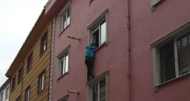 Sınava Yetişmek İsteyen Öğrenci, Pencereden Atlamak İstedi