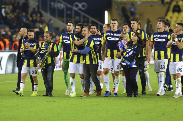 Fenerbahçeli Futbolcular, Anderlecht Maçı Sonunda Koray Şener Yazılı Formaları Giyerek Tribünleri Selamladı