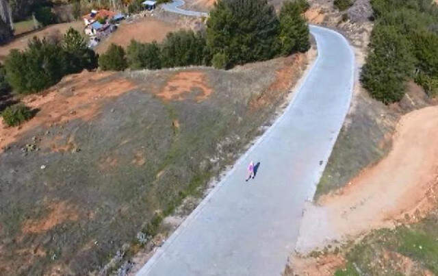 Hayatında İlk Kez Drone Görüp Kaçan Kadın Sosyal Medyayı Salladı Hayatında İlk Kez Drone Görüp Kaçan Kadın Sosyal Medyayı Salladı