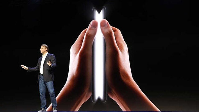 Samsunhg Katlanabilir Ekranlı Telefonunu Tanıttı: Açıldığında Ekranı Tablet Boyutuna Ulaşıyor