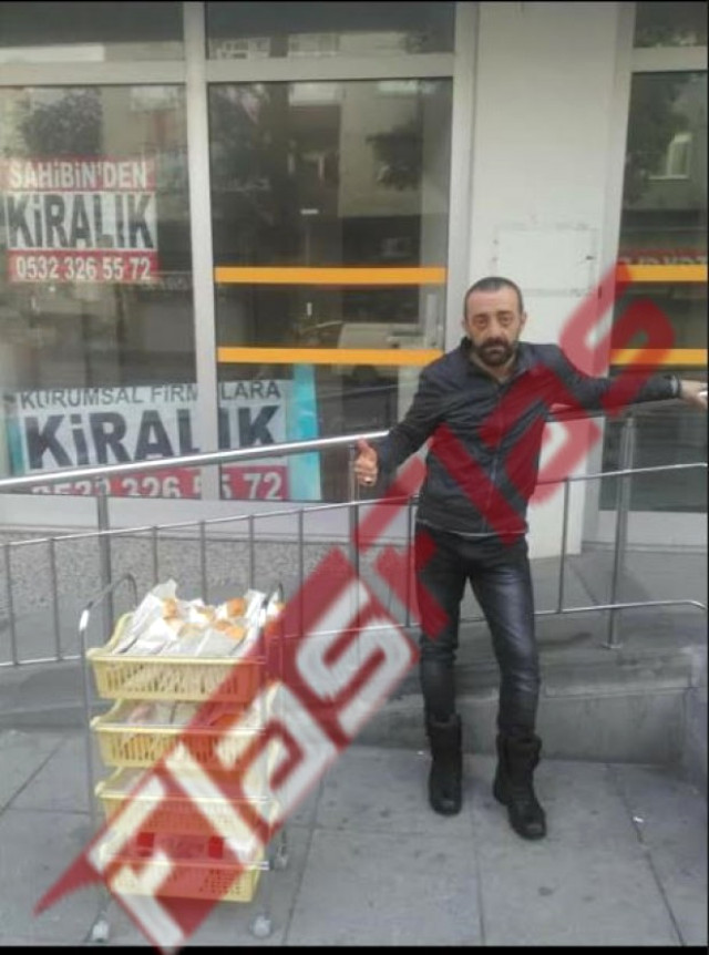 İçerde Dizisinin Yıldız Oyuncusu Sedat Payas, Simit Satmaya Başladı