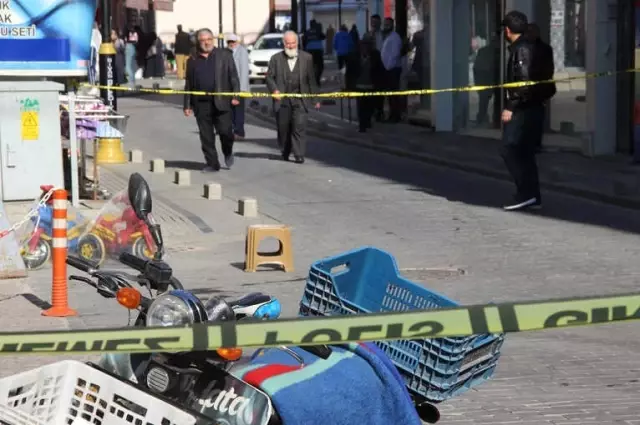 Muhtar, Parke Taşı Parası Vermeyen <a class='keyword-sd' href='/baba/' title='Baba'>Baba</a> ve Oğlunu Silahla Vurdu!