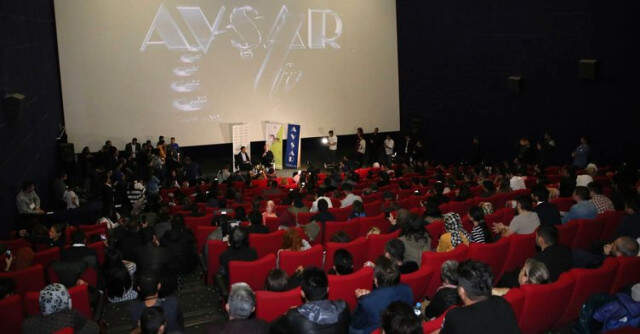 Sinemaseverlerle Bir Araya Gelen Cem Yılmaz, İzdiham Yarattı! Sinemaseverlerle Bir Araya Gelen Cem Yılmaz, İzdiham Yarattı!