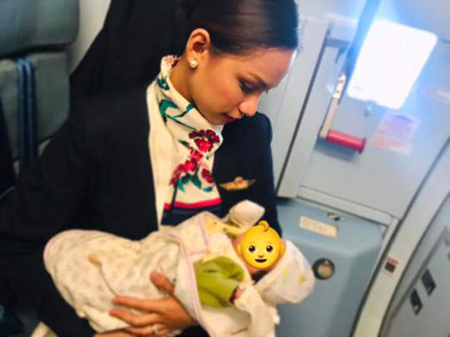 Yolcu Annenin Sütü Bitti, Uçaktaki Bebeği Hostes Emzirdi Yolcu Annenin Sütü Bitince, Uçaktaki Bebeği Hostes Emzirdi