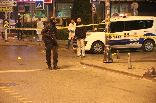 İki Grup Arasında Silahlı Çatışma: 1'i Polis 3 Yaralı