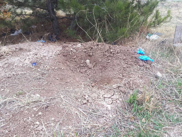 Annesinin Mezarına Giden Talihsiz Kadın, Topraktan Çıkan Bebek Cenazesini Görünce Şok Geçirdi